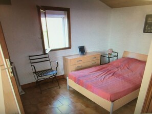 3 bedrooms, iron/ironing board, bed sheets - Home. (Zonza)