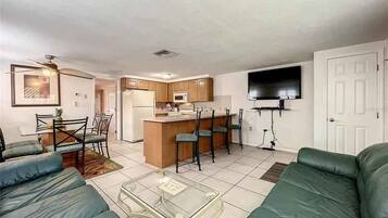 Comfort Duplex, 2 Bedrooms, Lakeside | Living area