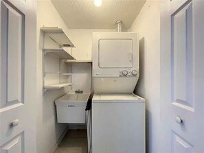 Comfort Duplex, 2 Bedrooms, Lakeside | Laundry