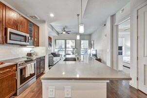 Appartamento Luxury, 1 camera da letto | Cucina privata | Frigorifero con congelatore, microonde, forno, piano cottura