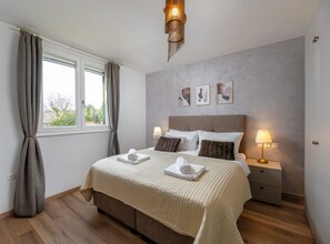 3 slaapkamers, een strijkplank/strijkijzer, internet, beddengoed