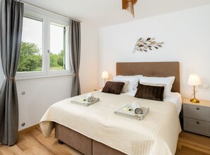 3 slaapkamers, een strijkplank/strijkijzer, internet, beddengoed