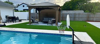 Bungalow with pickleball court/pool walk to beach! 