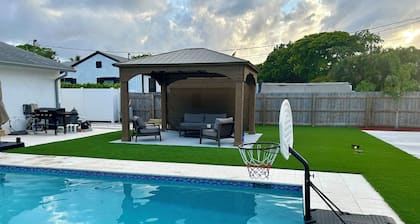 Bungalow with pickleball court/pool walk to beach!