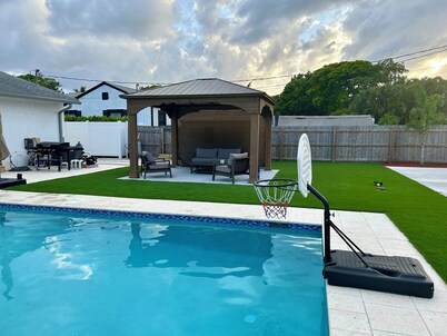 Bungalow with pickleball court/pool walk to beach!