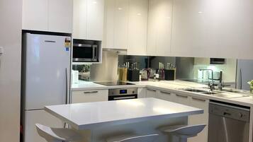 Refrigerador, microondas, horno y parrilla de estufa