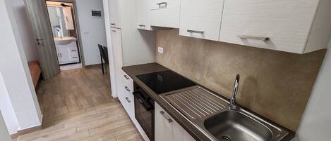 ثلاجة، فرن، موقد طهي مسطح، مستلزمات طهي/أطباق/أوعية