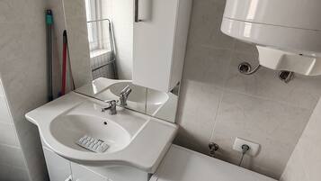 Douche, sĂšche-cheveux, serviettes fournies