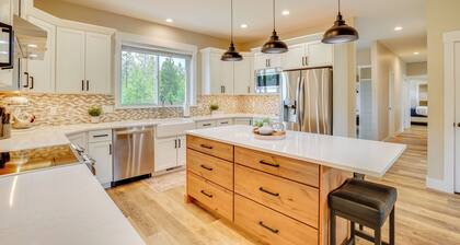 Spacious Donnelly Family Home w/ Private Hot Tub!