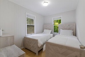 2 bedrooms, WiFi, bed sheets - Waterfront Lake House. Near NYC and hiking trials. Complimentary kayaks provided (Putnam Valley)