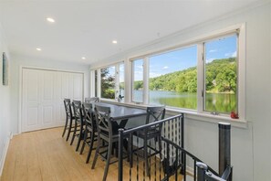 Dining - Waterfront Lake House. Near NYC and hiking trials. Complimentary kayaks provided (Putnam Valley)