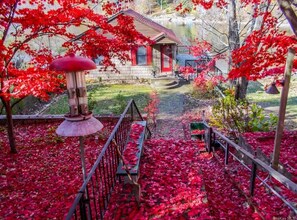 Property grounds - Waterfront Lake House. Near NYC and hiking trials. Complimentary kayaks provided (Putnam Valley)