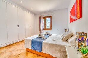 4 bedrooms, iron/ironing board, free WiFi, bed sheets