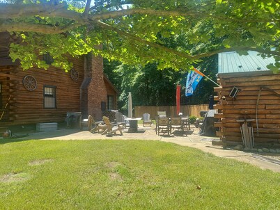 Rustic Log Cabin 1050SF
Fishing and Hunting