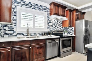 Fridge, microwave, oven, stovetop - Disney/Huntington Beach New Luxury Guesthouse (Fountain Valley)