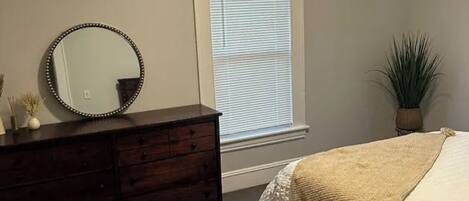 2 bedrooms, desk, WiFi, bed sheets