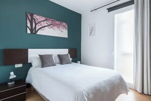 2 chambres, bureau, fer et planche à repasser, lit de bébé portatif