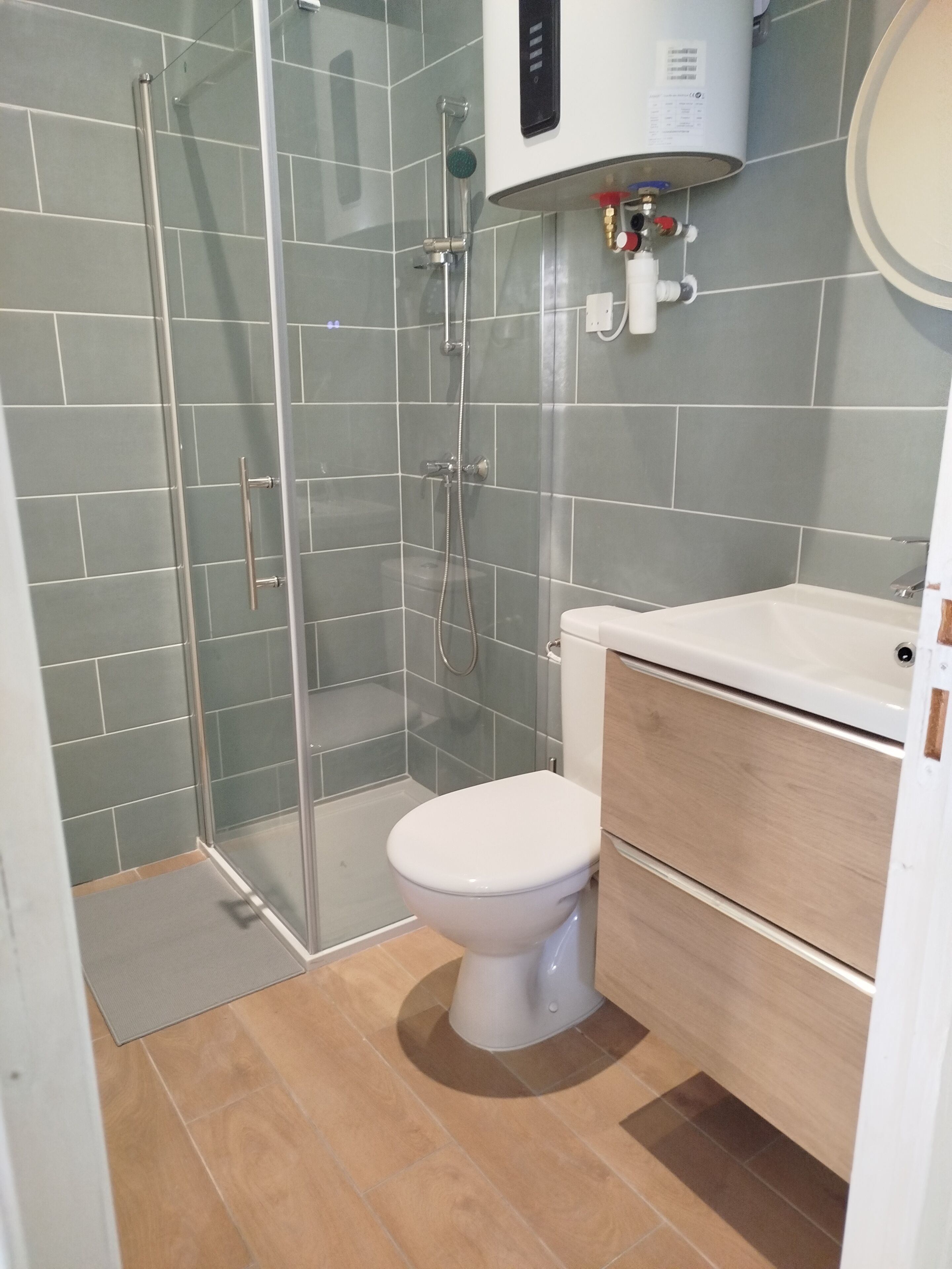 Een haardroger, toiletpapier