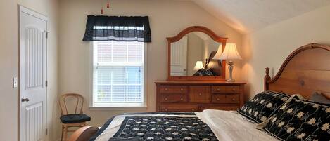 2 bedrooms, in-room safe, desk, iron/ironing board