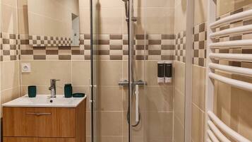 SĂšche-cheveux, serviettes fournies, savon, papier toilette