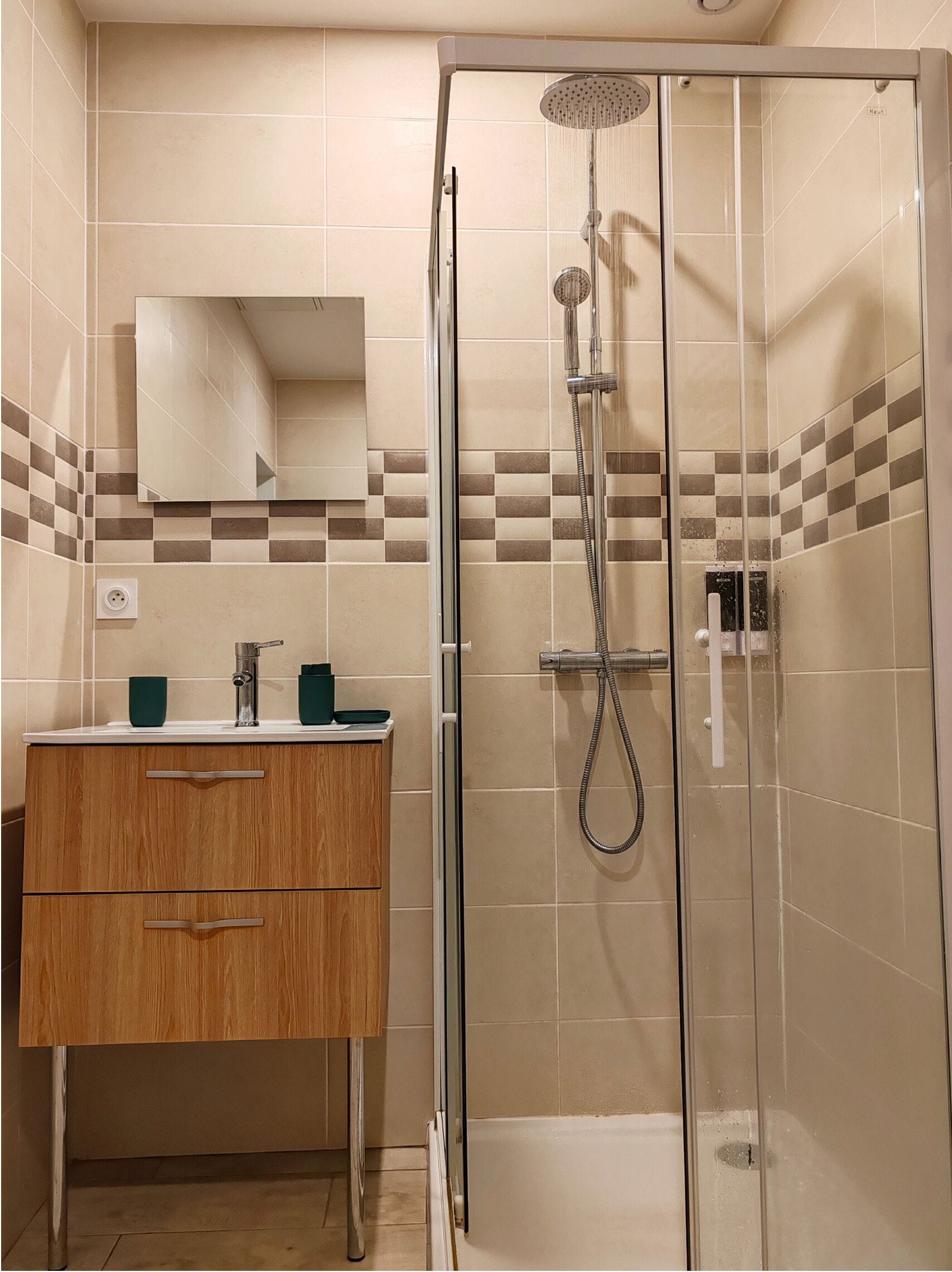 Gratis toiletartikelen, een haardroger, handdoeken, zeep