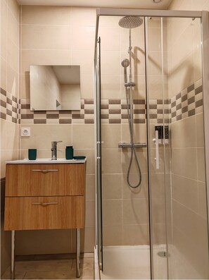 Articles de toilette gratuits, sèche-cheveux, serviettes fournies, savon