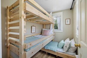 3 bedrooms, iron/ironing board, WiFi, bed sheets - NEW Updated Farmhouse in Custer - 2 Blocks from Main Street! (Custer)