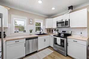 Microwave, oven, stovetop, dishwasher - NEW Updated Farmhouse in Custer - 2 Blocks from Main Street! (Custer)