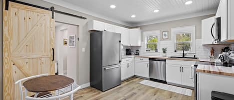 Mikrowelle, Ofen, Herdplatte, Geschirrspüler