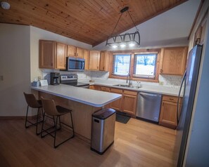 Frigorifero, microonde, forno, piano cottura