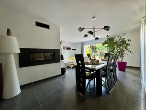 Dining - Villa les Arts de la Table   (Saint-Laurent-des-Arbres)