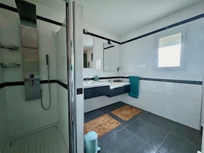 Douche, sèche-cheveux, serviettes fournies, papier toilette
