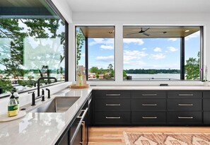 Fridge, microwave, oven, stovetop - Luxurious Lakeside Living w/Dock, Hot Tub (Hot Springs)