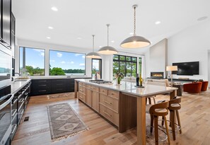 Fridge, microwave, oven, stovetop - Luxurious Lakeside Living w/Dock, Hot Tub (Hot Springs)