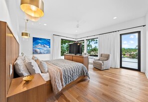 5 bedrooms, iron/ironing board, free WiFi, bed sheets - Luxurious Lakeside Living w/Dock, Hot Tub (Hot Springs)