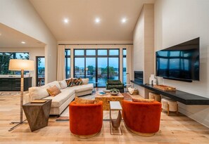 Smart TV, fireplace - Luxurious Lakeside Living w/Dock, Hot Tub (Hot Springs)