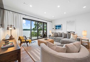 Smart TV, fireplace - Luxurious Lakeside Living w/Dock, Hot Tub (Hot Springs)