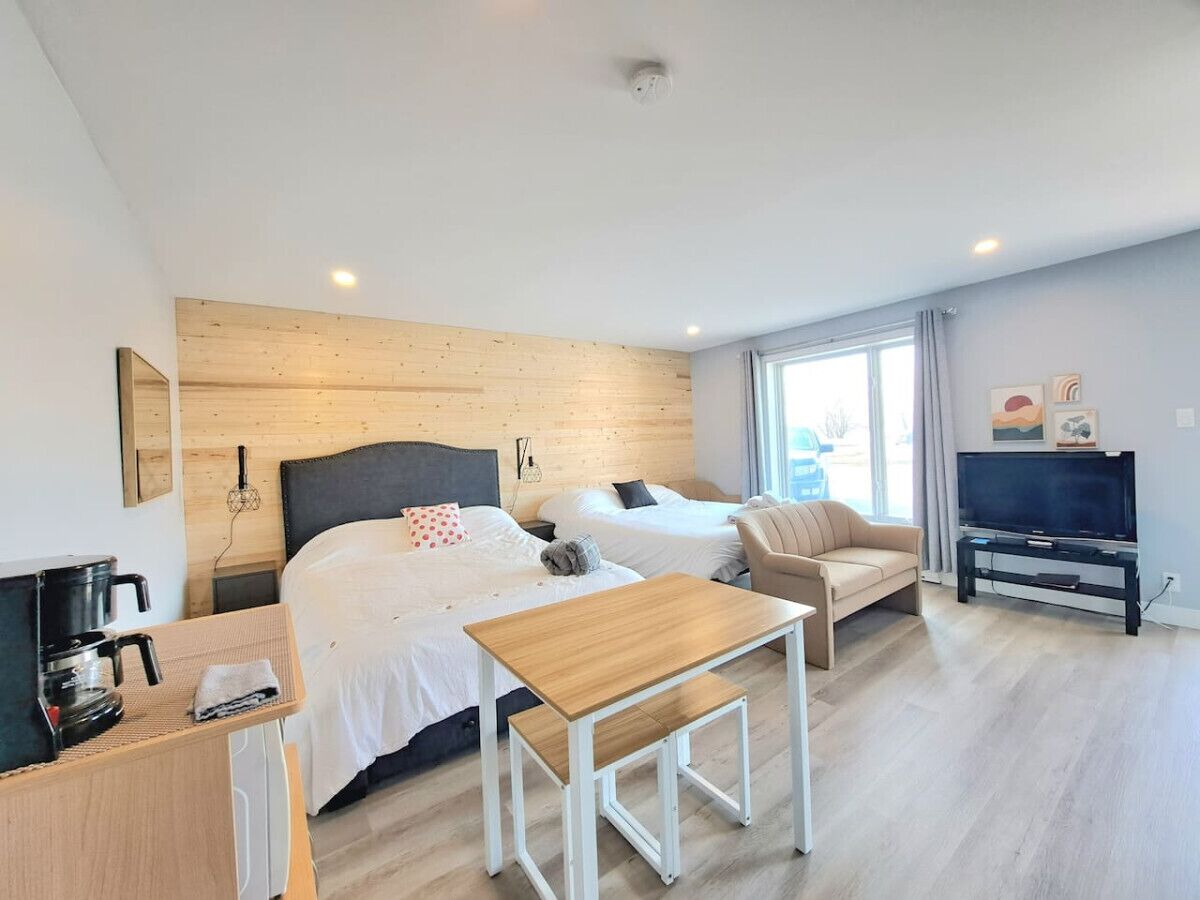 Een strijkplank/strijkijzer, reisbedje, gratis wifi, beddengoed