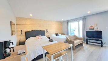 Een strijkplank/strijkijzer, reisbedje, gratis wifi, beddengoed