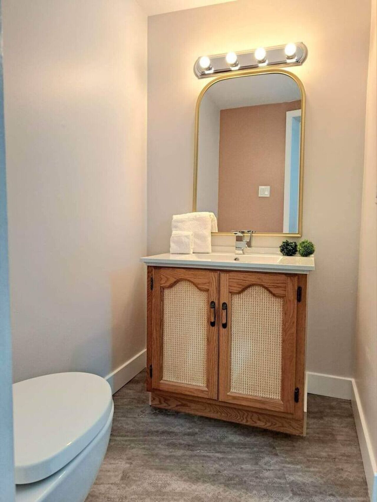 Sèche-cheveux, serviettes fournies