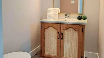 Sèche-cheveux, serviettes fournies