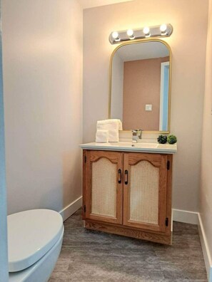 Sèche-cheveux, serviettes fournies