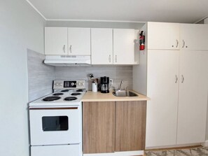 Microwave, toaster, cookware/dishes/utensils, dining tables - Appartement Confort 11 (Sainte-Anne-de-Beaupré)