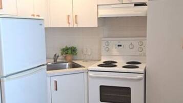 Micro-ondas, torradeira, talheres/pratos/utensílios de cozinha