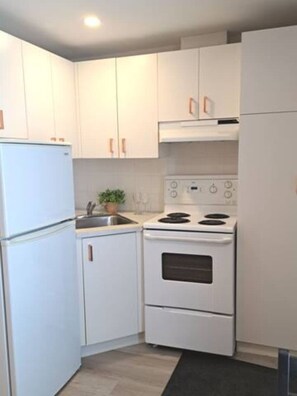 Micro-ondas, torradeira, talheres/pratos/utensílios de cozinha