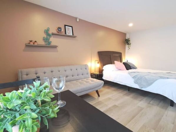 1 quarto, escrivaninha, ferros/tábuas de passar roupa, Wi-Fi de cortesia