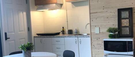 Kühlschrank, Mikrowelle, Herdplatte, Toaster