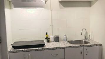 Een koelkast, een magnetron, een kookplaat, een broodrooster