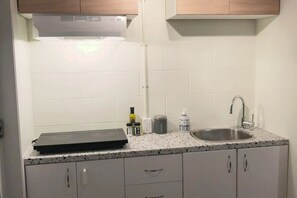 Een koelkast, een magnetron, een kookplaat, een broodrooster