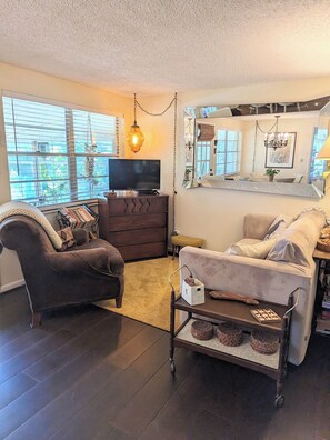 Smart TV, books - Looking for a quiet place to stay?  Consider The Ollie Vee in Crescent City, FL  (Crescent City)